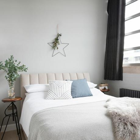 Tag et kig-rundt-i-dette-scandi-minimalistiske-lager-lejlighed-i-Manchester-soveværelse