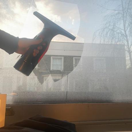Bir pencere vakumu ile temizlenen pencerelerdeki yoğunlaşmanın görüntüsü