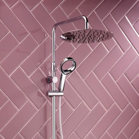 Růžová kachlová koupelna se stříbrným sprchovým koutem