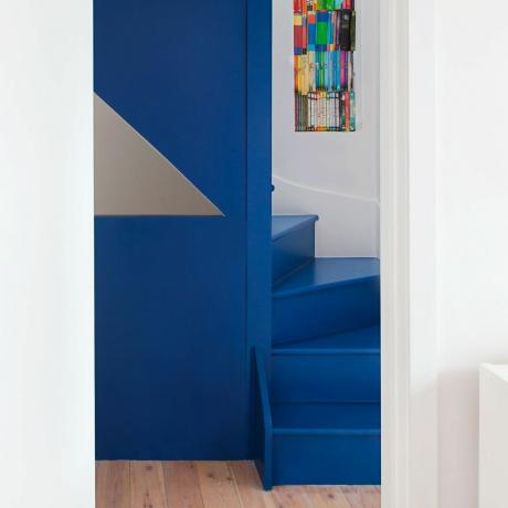 青く塗られた階段