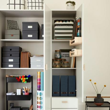 шкаф для хранения в домашнем офисе с коробками, тележкой и папками