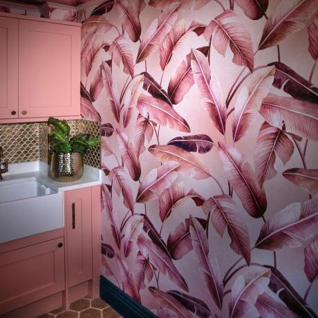 kylpyhuone vaaleanpunaisella tapetilla ja pesuallas