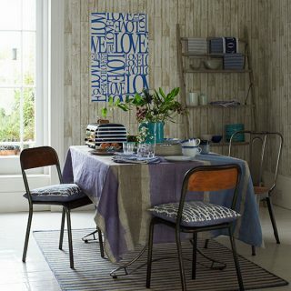Salle à manger avec papier peint imitation bois | Décoration de salle à manger | Maisons de campagne et intérieurs | Housetohome.fr