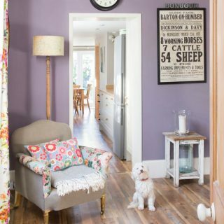 Paarse woonkamer knus met fauteuil en vloerlamp | Woonkamer inrichten | Stijl thuis | Housetohome.co.uk