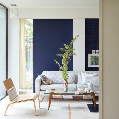 Wohnzimmer mit marineblauer Wand