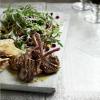 Irisan daging domba panggang dengan buncis dan salad delima