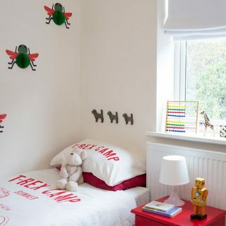 غرفة نوم الصبي الأحمر والأبيض مع النحل | تزيين غرفة النوم | ستايل في المنزل | Housetohome.co.uk