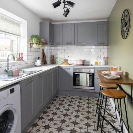 kök makeover med grå enheter och grön vägg