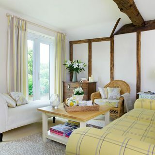Neutralt vardagsrum med gula accenter | Vardagsrumsinredning | 25 vackra hem | Housetohome.co.uk
