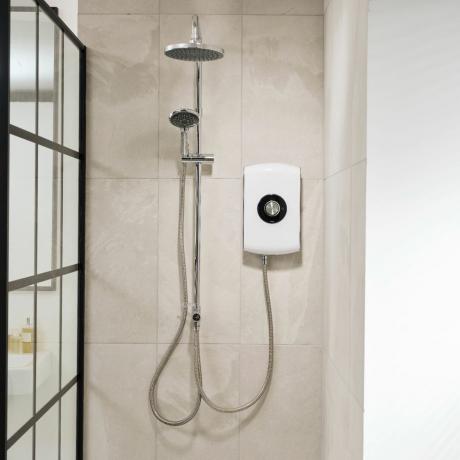 Salle de douche blanche avec douche argentée et blanche