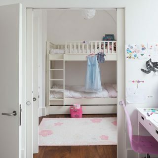 ห้องนอนเด็กสีขาวพร้อมเตียงสองชั้นและพรมปูพื้นลายดอกไม้ | ตกแต่งห้องเด็ก | Livingetc | Housetohome.co.uk