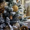 TikTok אוהב את פריצת ריסוס השלג המלאכותי הזה של עץ חג המולד