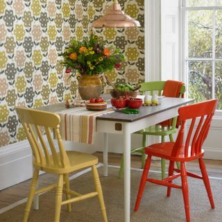 Ruang makan dengan wallpaper cetak retro | Ide dekorasi pedesaan | Rumah & Interior Pedesaan | Housetohome.co.uk