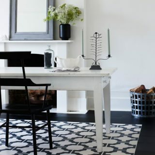 Monokrom matsal med djärvt golv | Idéer för att dekorera matsalen | Hem och trädgårdar | Housetohome.co.uk