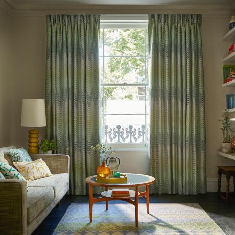 Ideeën voor woonkamergordijnen met groene gordijnen in een neutrale kamer