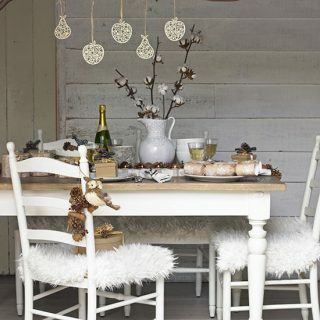 غرفة طعام عيد الميلاد مغطاة بألواح خشبية | تزيين غرفة الطعام | منازل البلد والديكورات الداخلية | Housetohome.co.uk