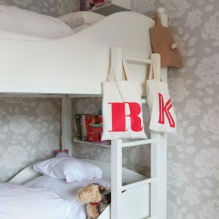 Otroška spalnica z ozadjem s cvetličnim potiskom | Tradicionalne ideje za spalnice | 25 lepih domov | Hiša