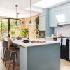 Zilas virtuves idejas: 11 veidi, kā padarīt virtuves gaišāku ar zilu krāsu