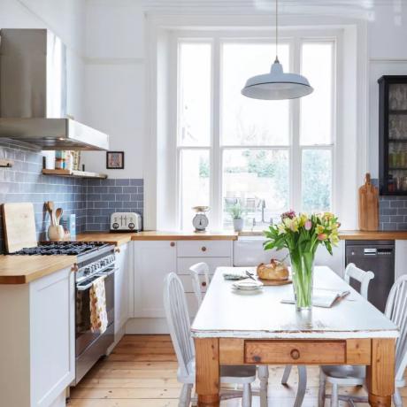 Hvordan få et lite kjøkken til å se større ut – 12 enkle ideer