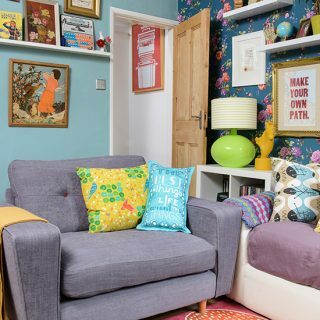 青い壁とアートワークのレトロなリビングルーム| リビングルーム飾る| 自宅でのスタイル| Housetohome.co.uk