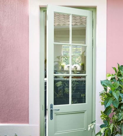 Hoe een buitenmuur te schilderen met een roze muur en een groene deur