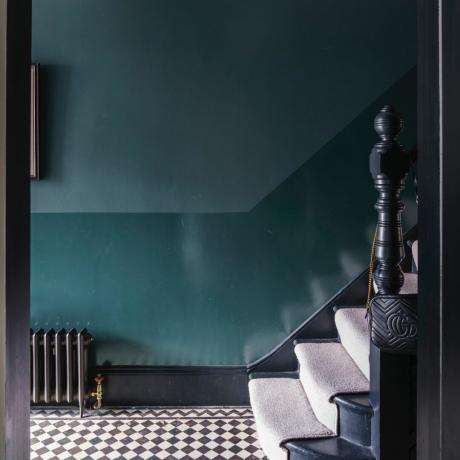 prieškambario sienų dekoro idėjos, mėlynas prieškambaris su blizgiomis ir matinėmis sienomis, juodos ir baltos grindų plytelės, juodi medžio dirbiniai, kilimų bėgis