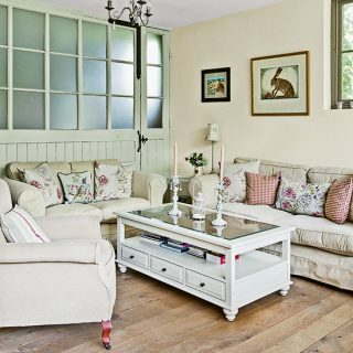 Landstue med gjenvunnet vogndør | stue dekorere | hus og interiør | housetohome.co.uk