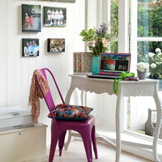 თეთრი ქვეყნის სტილის სახლის ოფისი ვარდისფერი სკამით | სახლის ოფისის გაფორმება | ქვეყნის სახლები და ინტერიერი | Housetohome.co.uk