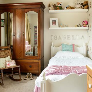 Traditionellt flickas sovrum med trägarderob | Barnrum dekorera | 25 vackra hem | Housetohome.co.uk