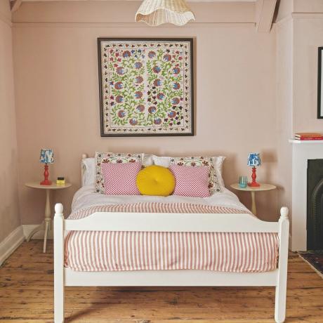 kamar tidur dengan dinding merah muda pucat