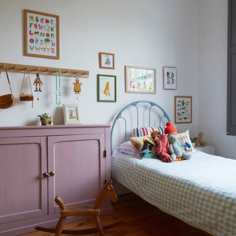 Flickas sovrum med målade möbler