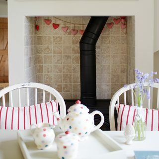 Γωνιά τραπεζαρίας εξοχικής κουζίνας με καρέκλες Windsor | Διακόσμηση κουζίνας | Εξοχικές κατοικίες & εσωτερικοί χώροι | Housetohome.co.uk