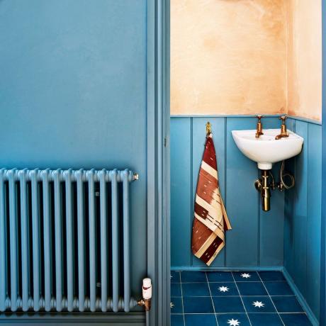 blå garderob med målad radiator
