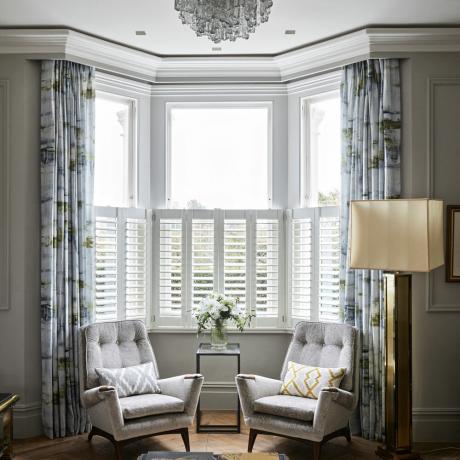 Como pendurar cortinas lindamente - seja em uma janela saliente complicada ou em um ambiente simples
