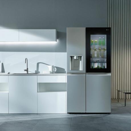 Frigider-congelator LG Instaview într-o bucătărie modernă