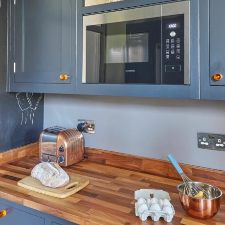 Cucina blu con idea di layout dell'elettrodomestico da cucina a microonde integrato