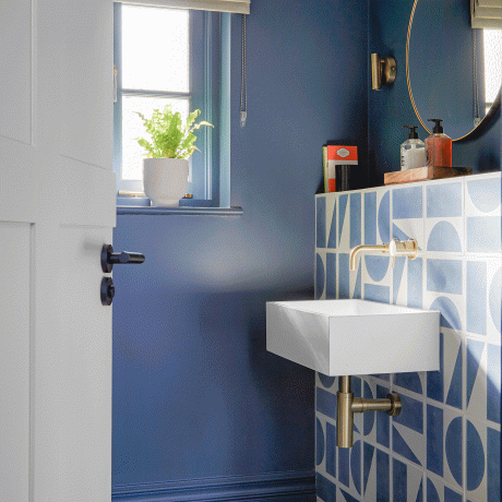 Zila vannas istaba ar lielām rakstainām flīzēm