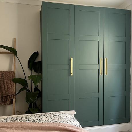 Zelena Ikea garderobna preobrazba v spalnici.