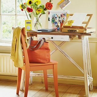 Bureau à la maison de campagne avec chaise orange | Décoration de bureau à domicile | Maisons de campagne et intérieurs | Housetohome.fr