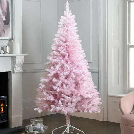 Weiter Rosafarbener Weihnachtsbaum in einem Wohnzimmer neben einem Kamin