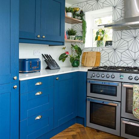 sinine köök valgete töötasapindade ja roostevabast terasest ahjuga