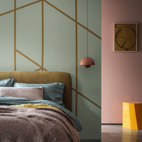 Mėtinė geometrinė miegamojo siena