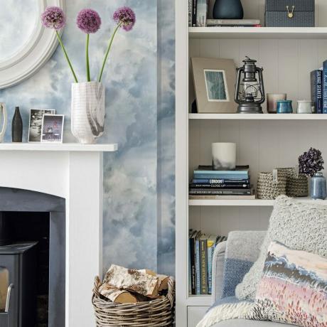 غرفة معيشة زرقاء حديثة مع خزانة كتب مطلية