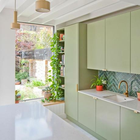 разширение на кухнята със зелена модерна кухня