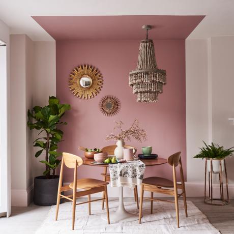Ružový maľovaný strop v jedálni