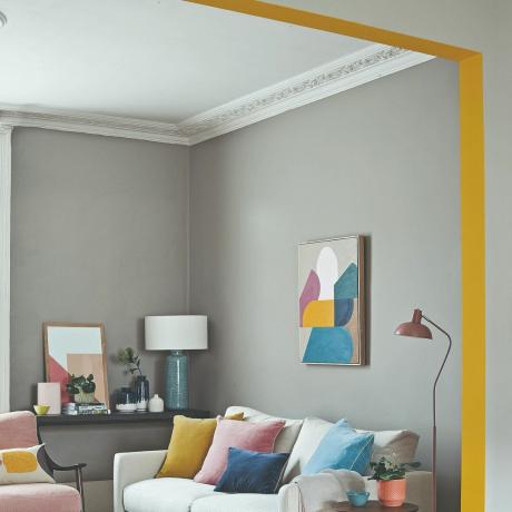 Een woonkamer met een kleurrijk geschilderde streep