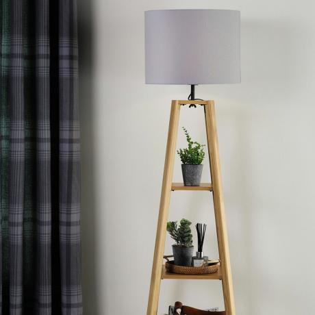 La nueva lámpara de pie de estantería Aldi es la ideal para ahorrar espacio