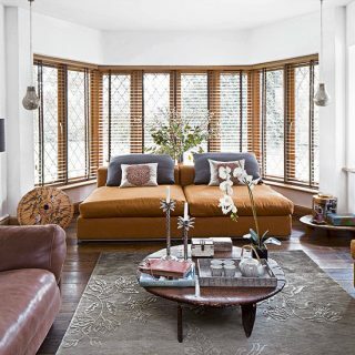 Vitt vardagsrum med bruna soffor | Vardagsrumsinredning | 25 vackra hem | Housetohome.co.uk