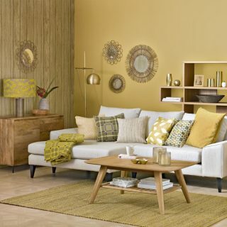 Honeycomb gult vardagsrum med solbränna