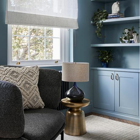 blå stue med innebygde skap og hvit romskjerm